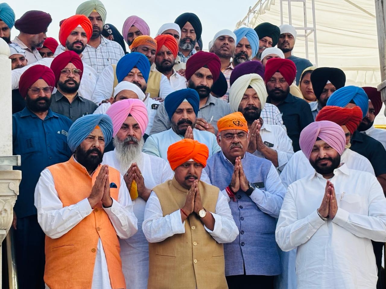 ਦਰਬਾਰ ਸਾਹਿਬ ਨਤਮਸਤਕ ਹੁੰਦੇ ਹੋਏ ਭਾਜਪਾ ਦੇ ਕੌਮੀ ਪ੍ਰਧਾਨ ਨਿਤਿਨ ਨਬੀਨ ਤੇ ਹੋਰ ਸੀਨੀਅਰ ਭਾਜਪਾ ਆਗੂ। ਦਰਬਾਰ ਸਾਹਿਬ ਨਤਮਸਤਕ ਹੁੰਦੇ ਹੋਏ ਭਾਜਪਾ ਦੇ ਕੌਮੀ ਪ੍ਰਧਾਨ ਨਿਤਿਨ ਨਬੀਨ ਤੇ ਹੋਰ ਸੀਨੀਅਰ ਭਾਜਪਾ ਆਗੂ।