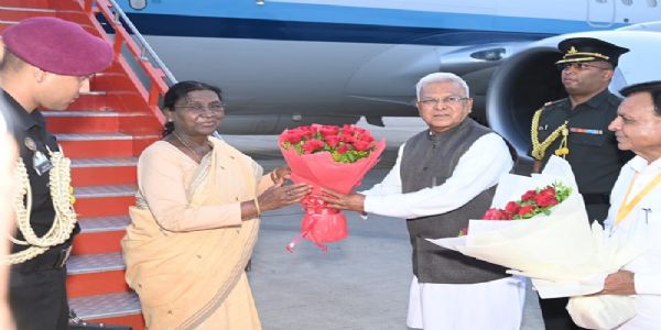 जबलपुर के डुमना विमानतल पर राष्ट्रपति का स्वागत जबलपुर के डुमना विमानतल पर राष्ट्रपति का स्वागत