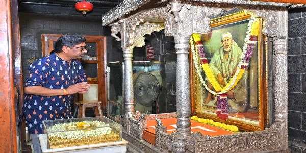 शिरडी में साईं बाबा के दर्शन कर मुख्यमंत्री ने मांगा राज्यवासियों के सुख-समृद्धि का आशीर्वाद