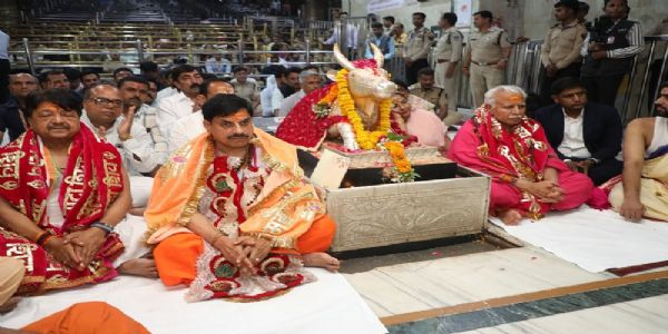 उज्जैनः केंद्रीय मंत्री मनोहर लाल ने बाबा महाकाल की शयन आरती में शामिल होकर लिया दर्शन लाभ