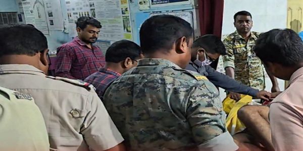 धारदार हथियार से खुद पर वार कर जख्मी हुआ शख्स