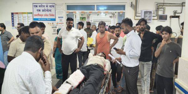 बिना रेफर किए घायलों को उठाकर ले जाने लगे निजी एंबुलेंस चालक, परिजनों के हंगामे के बाद भागे
