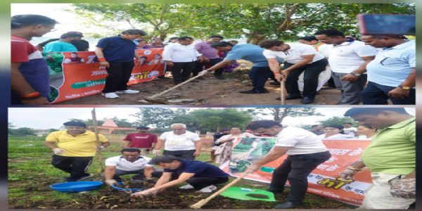 गंगामुंडा तालाब में स्वच्छता अभियान के साथ किया गया पौधरोपण