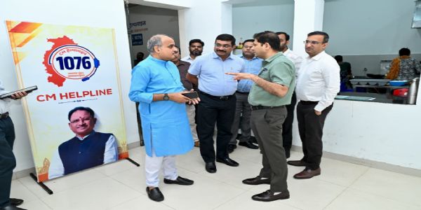 मुख्यमंत्री के मीडिया सलाहकार और सलाहकार ने किया सीएम हेल्पलाइन 1076 एवं सेवा सेतु की कार्यप्रणाली का विस्तृत अवलोकन