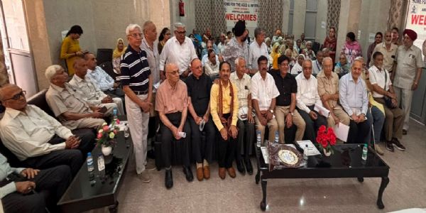 वरिष्ठ नागरिकों के कल्याण हेतु सहायता राशि भेंट की