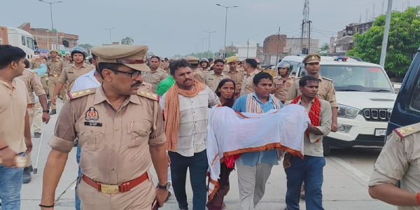 (अपडेट) मऊ में सड़क हादसे के बाद बवाल: महिला की मौत पर हाईवे जाम, पुलिस पर पथराव, लाठीचार्ज से हालात काबू में