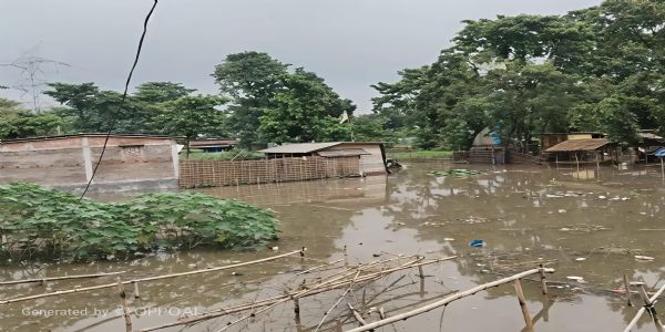 नेपाल में भारी बारिश से उफनाई मेची नदी, सीमावर्ती गांवों पर मंडराया कटाव का खतरा