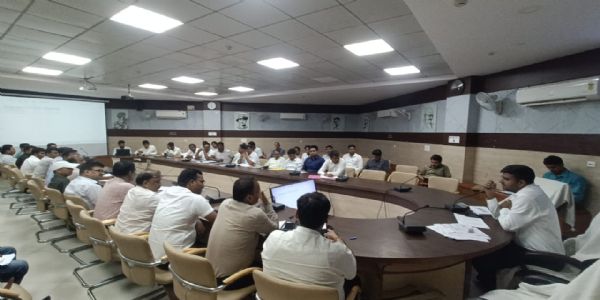 गोरखपुर में विकास परियोजनाओं को लेकर डीएम की सख्ती