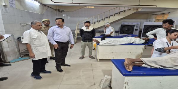 जिलाधिकारी ने जिला अस्पताल का किया औचक निरीक्षण, मरीजों से संवाद कर सेवाओं की गुणवत्ता परखी