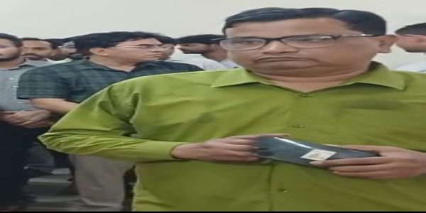 संभल : चंदौसी में आयोजित समाधान दिवस में गुटखा सेवन करने पर जिलाधिकारी ने जिला चकबंदी अधिकारी पर लगाया जुर्माना