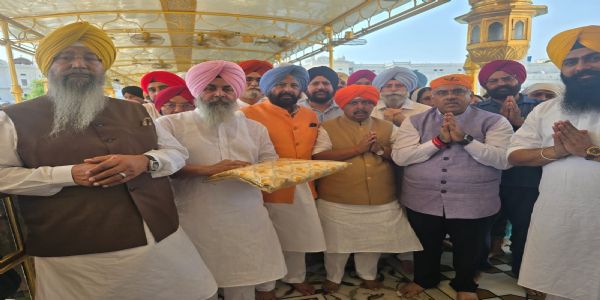 नितिन नवीन ने अमृतसर में सचखंड श्री हरिमंदर साहिब में माथा टेका