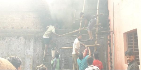 टेंट हाउस के गोदाम में लगी आग, लाखों की संपत्ति जलकर खाक होने की आशंका