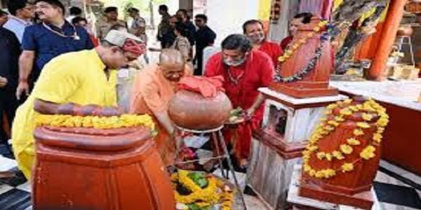 मप्र के दतिया के पीतांबरा पीठ पहुंचे योगी आदित्यनाथ, मां बगलामुखी के किए दर्शन