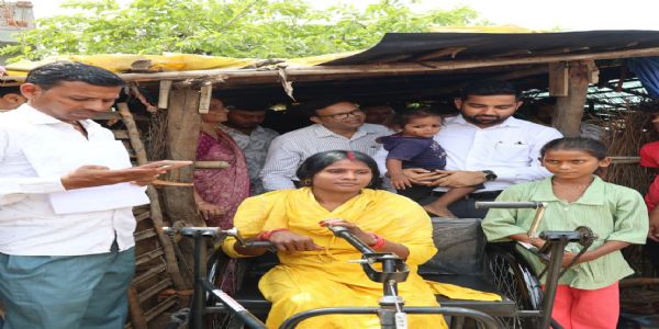 उपायुक्त ने दिव्यांग दंपत्ति को दी सरकारी योजनाओं की सौगात