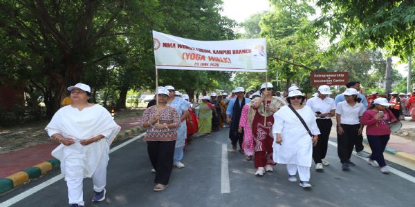योग वॉक एवं सूर्य नमस्कार मंत्रोच्चार से गूंजा विश्वविद्यालय परिसर