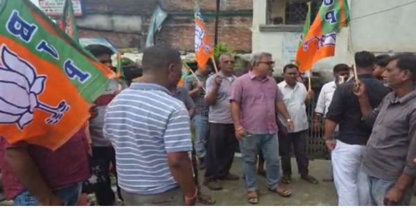 जलजमाव को लेकर बीजेपी का प्रदर्शन, पार्षद पर लापरवाही का आरोप