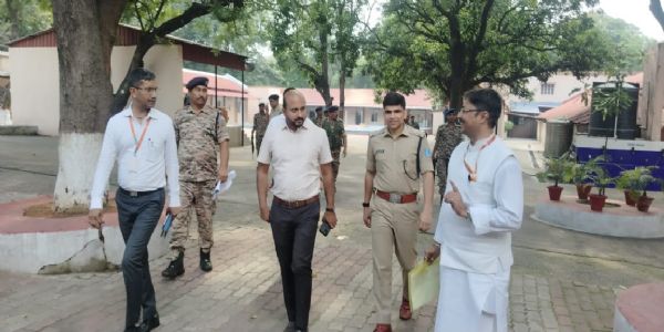 नीट परीक्षा को लेकर डीसी-एसपी ने विभिन्न परीक्षा केंद्रों का किया निरीक्षण