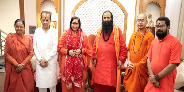 साध्वी ऋतम्भरा से मिले अखाड़ा परिषद अध्यक्ष रविंद्रपुरी, धर्म और सामाजिक विषयों पर हुई चर्चा
