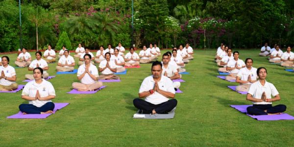 योग दिवस पर मुख्यमंत्री का स्वस्थ जीवन का संदेश, मुख्यमंत्री निवास पर किया योगाभ्यास