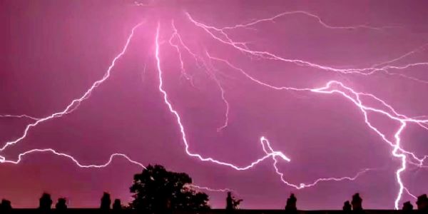 आकाशीय बिजली गिरने से किशोर की मौत, 10 घायल