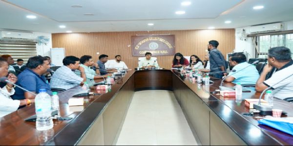 पेट्रोल पंप  के संचालकों को उपायुक्त ने दिए कई निर्देश