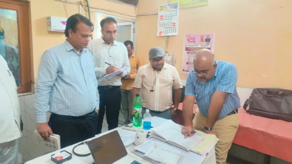 निरीक्षण के दौरान जिलाधिकारी जितेंद्र प्रताप सिंह निरीक्षण के दौरान जिलाधिकारी जितेंद्र प्रताप सिंह