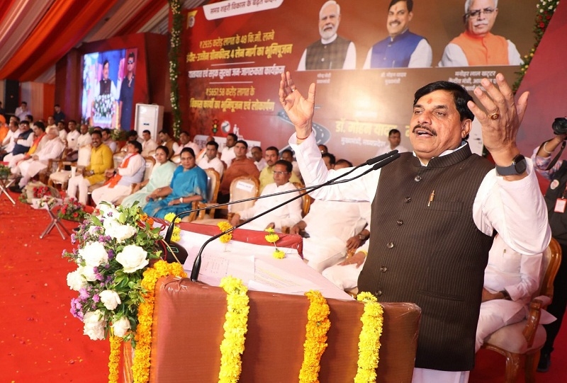 ग्रीनफील्ड परियोजना के भूमिपूजन कार्यक्रम को संबोधित करते हुए मुख्यमंत्री ग्रीनफील्ड परियोजना के भूमिपूजन कार्यक्रम को संबोधित करते हुए मुख्यमंत्री