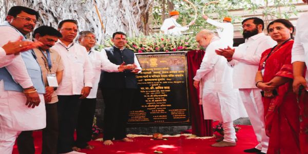 कोल्हापूर विकास आराखड्याची मुहूर्तमेढ करताना अमित शाह, देवेंद्र फडणवीस, एकनाथ शिंदे व इतर मान्यवर कोल्हापूर विकास आराखड्याची मुहूर्तमेढ करताना अमित शाह, देवेंद्र फडणवीस, एकनाथ शिंदे व इतर मान्यवर