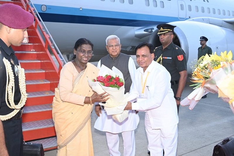 जबलपुर के डुमना विमानतल पर राष्ट्रपति का स्वागत जबलपुर के डुमना विमानतल पर राष्ट्रपति का स्वागत