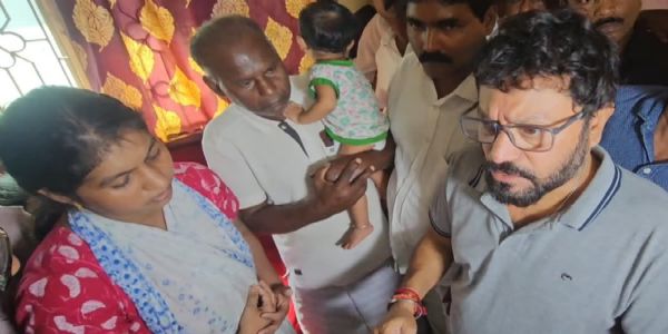 थूथुकुडी में नाविक की मौत: मंत्री श्रीनाथ ने परिवार से मुलाकात कर संवेदना व्यक्त की थूथुकुडी में नाविक की मौत: मंत्री श्रीनाथ ने परिवार से मुलाकात कर संवेदना व्यक्त की