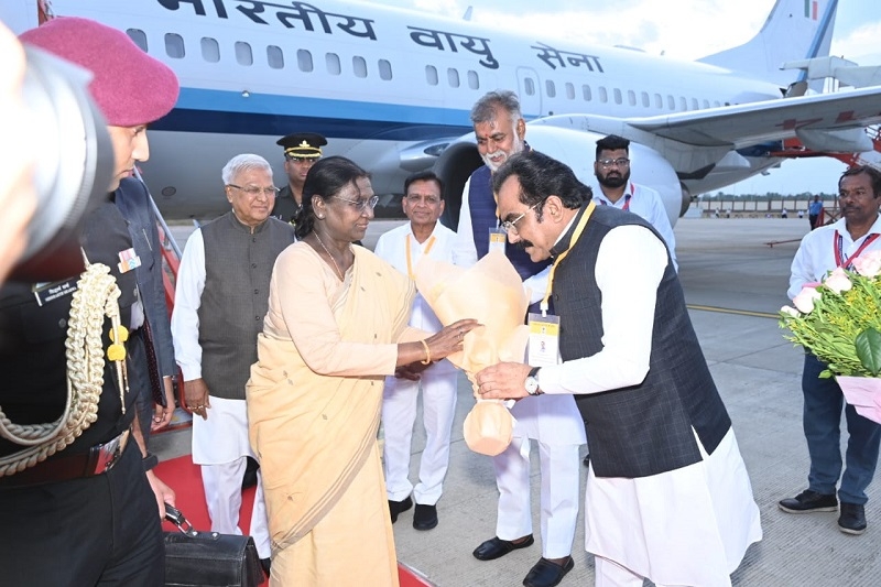 जबलपुर के डुमना विमानतल पर राष्ट्रपति का स्वागत जबलपुर के डुमना विमानतल पर राष्ट्रपति का स्वागत