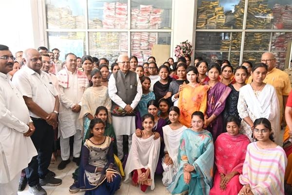 भगिनी निवेदिता बालिका छात्रावास में छात्राओं से की आत्मीय भेंट