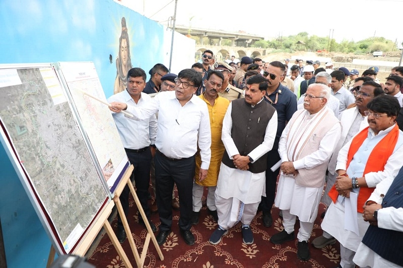 उज्जैन में सिंहस्थ के घाट निर्माण कार्यों की जानकारी देते हुए एसीएस उज्जैन में सिंहस्थ के घाट निर्माण कार्यों की जानकारी देते हुए एसीएस