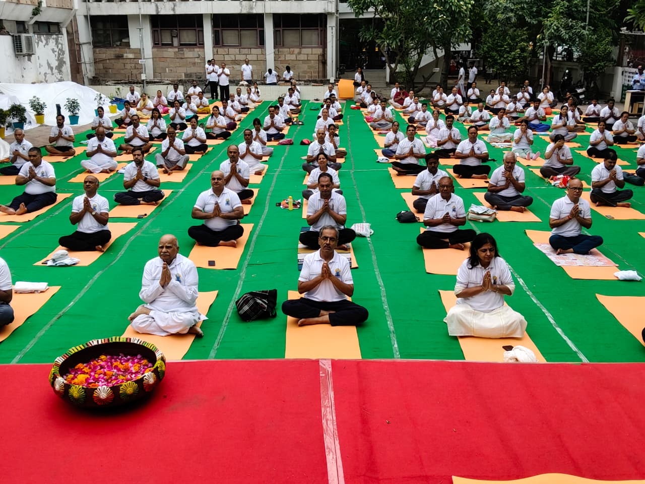 सीसीआरवाईएन की निदेशक डॉ. ज्योति केसवानी ने मुख्यालय पर आयोजित कार्यक्रम में योग साधकों के साथ सामूहिक योगाभ्यास करती हुईं सीसीआरवाईएन की निदेशक डॉ. ज्योति केसवानी ने मुख्यालय पर आयोजित कार्यक्रम में योग साधकों के साथ सामूहिक योगाभ्यास करती हुईं