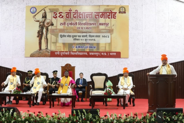 भारतीय संस्कृति, परंपरा और भाषाओं के प्रति सम्मान का भाव विकसित करना विश्वविद्यालयों की महत्वपूर्ण जिम्मेदारी : राष्ट्रपति भारतीय संस्कृति, परंपरा और भाषाओं के प्रति सम्मान का भाव विकसित करना विश्वविद्यालयों की महत्वपूर्ण जिम्मेदारी : राष्ट्रपति