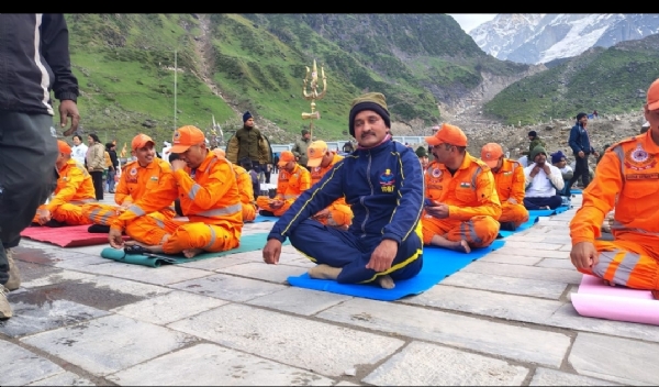 एसडीआरएफ जवान योगाभ्यास करते हुए। एसडीआरएफ जवान योगाभ्यास करते हुए।
