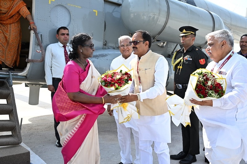 राष्ट्रपति की कूनो हेलीपैड पर आगवानी करते हुए मंत्री राकेश शुक्ला राष्ट्रपति की कूनो हेलीपैड पर आगवानी करते हुए मंत्री राकेश शुक्ला