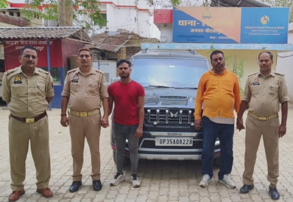 पुलिस की गिरफ्त में गोवंश तस्करी से जुड़े गिरोह के दो सदस्य।