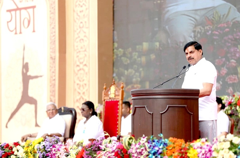 जबलपुर में योग दिवस कार्यक्रम को संबोधित करते हुए मुख्यमंत्री जबलपुर में योग दिवस कार्यक्रम को संबोधित करते हुए मुख्यमंत्री