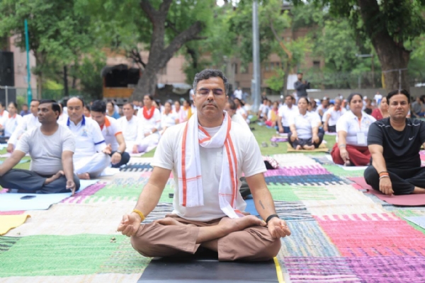 नई दिल्ली के विभिन्न क्षेत्रों में आयोजित चार योग कार्यक्रमों में भाग लेते मंत्री प्रवेश साहिब सिंह नई दिल्ली के विभिन्न क्षेत्रों में आयोजित चार योग कार्यक्रमों में भाग लेते मंत्री प्रवेश साहिब सिंह