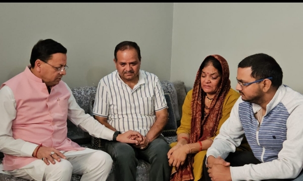 बलिदानी के परिजनों से मुलाकात करते धामी बलिदानी के परिजनों से मुलाकात करते धामी