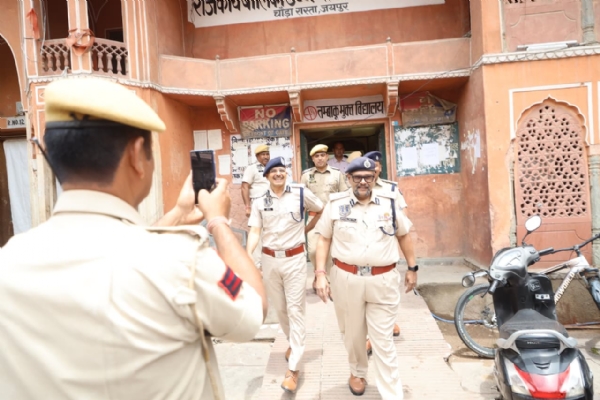 कड़े पहरे में संपन्न हुई री-नीट परीक्षा : प्रशासन-पुलिस ने संभाली कमान कड़े पहरे में संपन्न हुई री-नीट परीक्षा : प्रशासन-पुलिस ने संभाली कमान