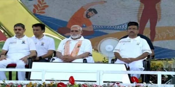 रेड रोड पर योग दिवस कार्यक्रम में पीएम मोदी सीएम शुभेंदु अधिकारी और राज्यपाल आर एन रवि रेड रोड पर योग दिवस कार्यक्रम में पीएम मोदी सीएम शुभेंदु अधिकारी और राज्यपाल आर एन रवि