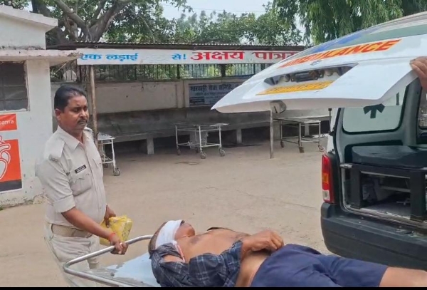 घायल को अस्पताल ले जाती पुलिस