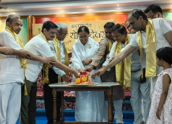 योग दिवस पर केक काटकर पिताओं का सम्मान