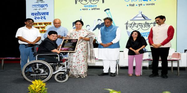 नई दिल्ली के एनडीएमसी कन्वेंशन सेंटर में दीपस्तंभ फाउंडेशन मनोबल द्वारा आयोजित ‘यशोत्सव 2026’ समारोह के दौरान विभिन्न क्षेत्रों में उल्लेखनीय सफलता प्राप्त करने वाले दिव्यांग, अनाथ व ट्रांसजेंडर विद्यार्थियों को सम्मानित करतीं दिल्ली की मुख्यमंत्री रेखा गुप्ता, राज्यसभा सांसद विनोद तावड़े व अन्य अतिथि।