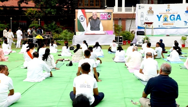 लोकभवन में आयोजित 12वें अंतरराष्ट्रीय योग दिवस में राज्यपाल के वीडियो संदेश का प्रसारण