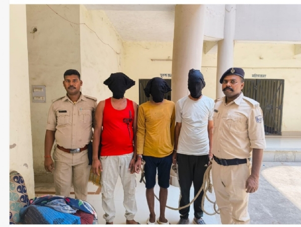 पुलिस गिरफ्त में आरोपी पुलिस गिरफ्त में आरोपी