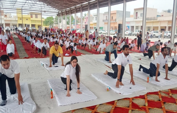 सोनीपत: गन्नौर नई अनाज मंडी में योगा करते हुए विधायक देवेंद्र कादियान सोनीपत: गन्नौर नई अनाज मंडी में योगा करते हुए विधायक देवेंद्र कादियान