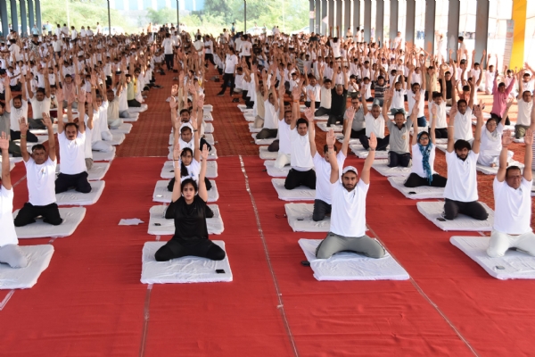 कैथल में अंतर्राष्ट्रीय योग दिवस के उपलक्ष्य में योग करते साधक कैथल में अंतर्राष्ट्रीय योग दिवस के उपलक्ष्य में योग करते साधक